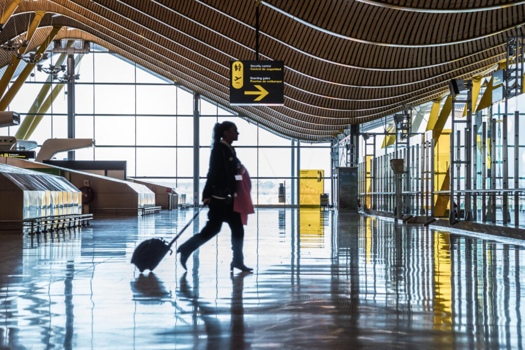 Entdecken Sie die wichtigsten Handgepäck-Regeln für 2024: Maße, Flüssigkeiten und verbotene Gegenstände für einen stressfreien Flug.