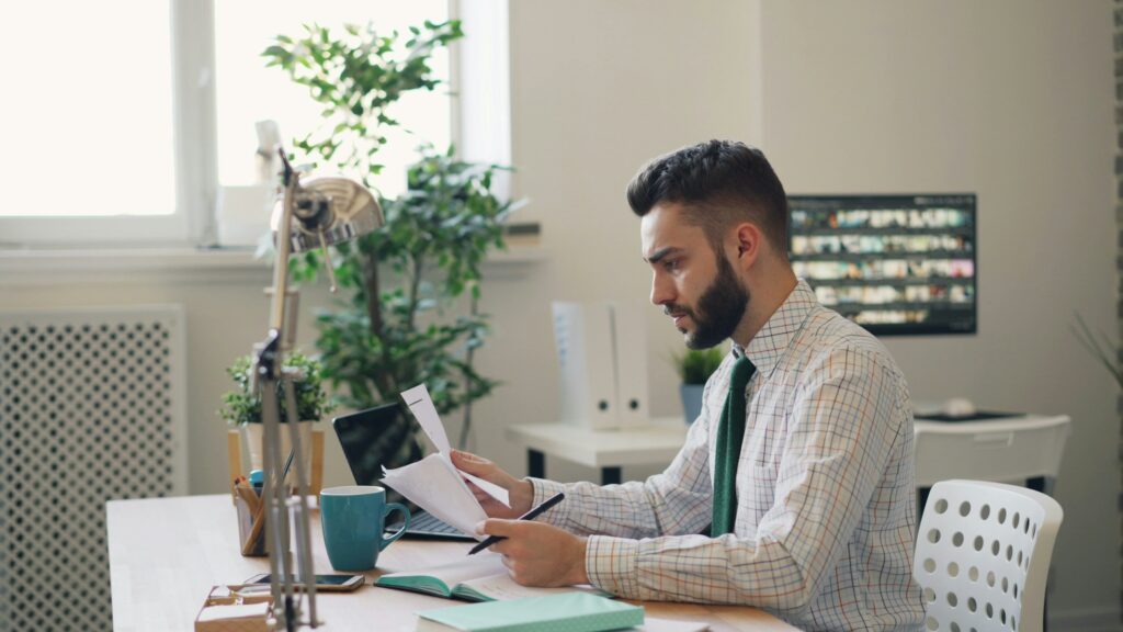 Arbeitszeugnisse Fristen und Rechte: Erfahren Sie, wie Sie Verzögerungen ansprechen und Ihr Zeugnis rechtzeitig erhalten.